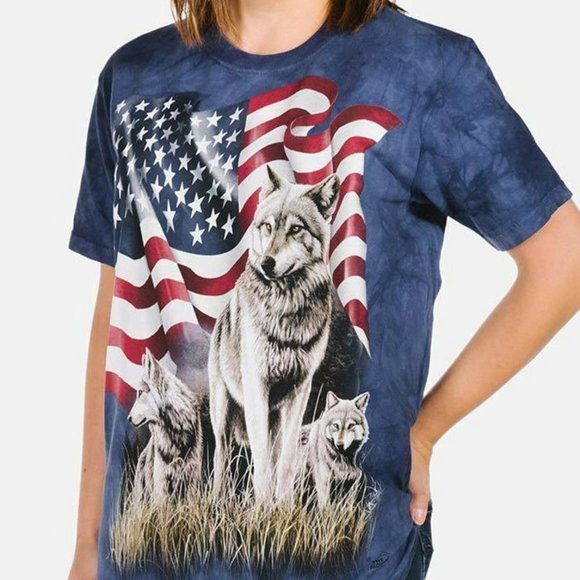 The Mountain American Flag Wolf Proud Wolves Blue Animal Shirt Cotton USA S-2X - Picture 2 of 4